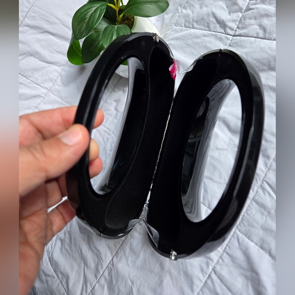 HUDA BEAUTY Black Clutch with Silver Accent - Picture 4 of 4